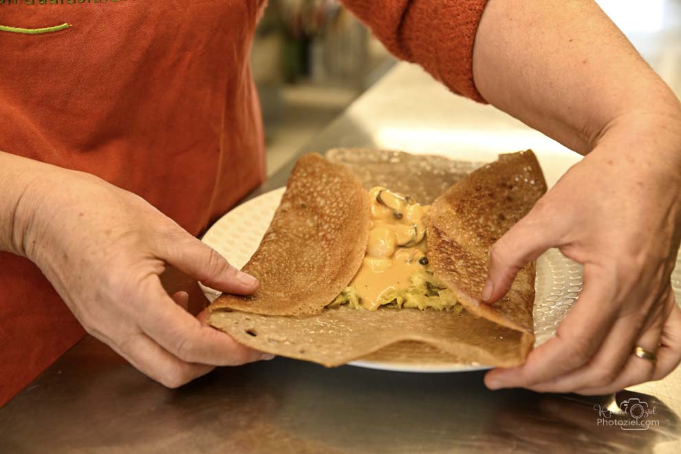 Fabrication des galettes Restaurant de la Courillère