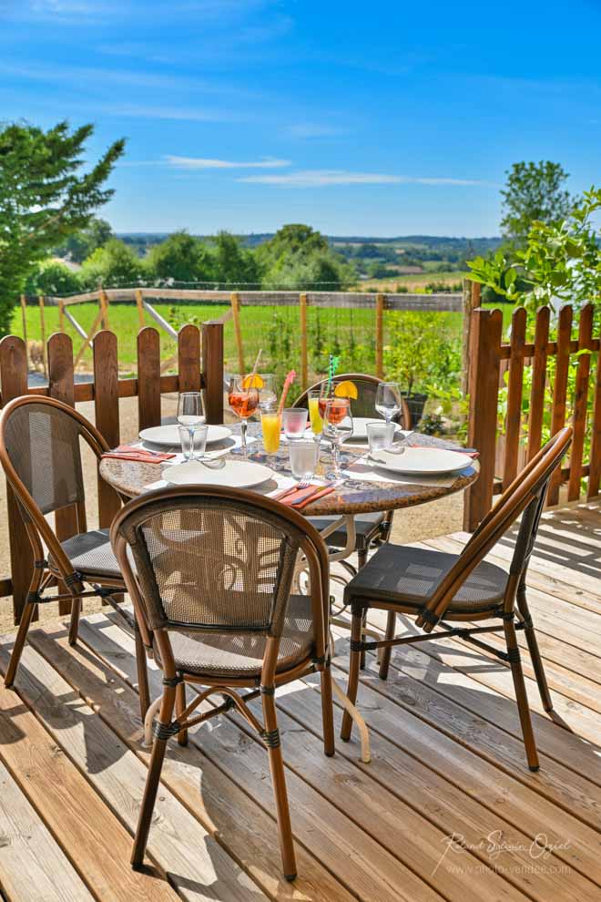Salle de restaurant avec terrasse pour anniversaire